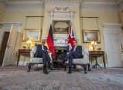 上任后首访英国，德国总理与英首相会晤